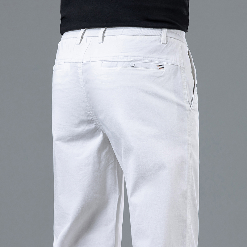 Summer Light Clothing - Sommerliche, leicht geschnittene, gerade weiße Herrenhose.